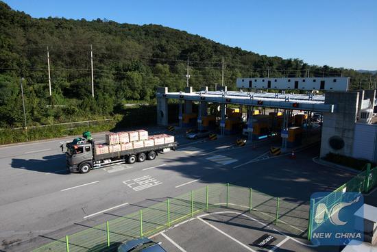 A South Korean vehicle passes the Customs, Immigration and Quarantine (CIQ) office in Paju before entering the Kaesong industrial complex, in Gyeonggi province of South Korea, Sept. 16, 2013. (Xinhua/Park Jin-hee)