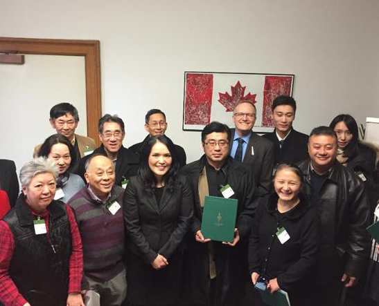 Guan Huizhen, a Chinese Canadian congress member, and the team supporting her for establishing the monument pose together in Toronto, June 21, 2018. (Photo provided by Wang Haicheng)
