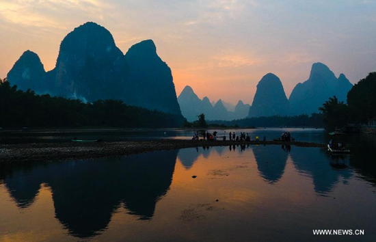 Photo taken on Oct 25, 2017 shows the scenery of Lijiang River in Guilin, a famous tourist destination in South China's Guangxi Zhuang autonomous region. (Photo/Xinhua)