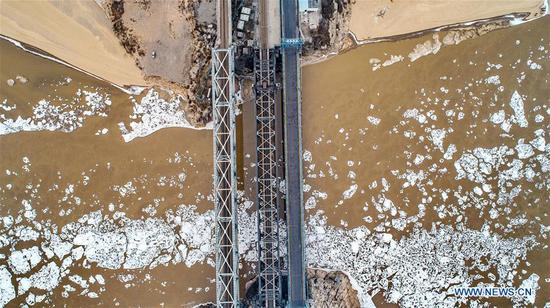 Aerial photo taken on Dec 9, 2018 shows ice chunks floating on Yumenkou section of the Yellow River, in Hejin city of North China's Shanxi province. Over 30-kilometer-long segment of the Yellow River in Hejin city has witnessed floating ice due to a strong cold front recently. (Photo/Xinhua)