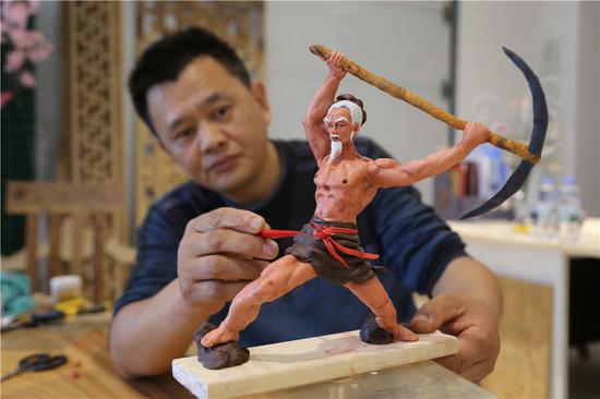 Gao has been making dough figurines for more than 10 years in Jiyuan city, Central China's Henan province. [Photo by Li Hao/for chinadaily.com.cn]