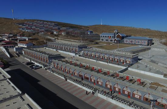 Hotel rooms in the shape of yaodong, or cave homes, in Shisanhao village of Zhangjiakou, Hebei province. (Photo by WU DIANSEN/FOR CHINA DAILY)