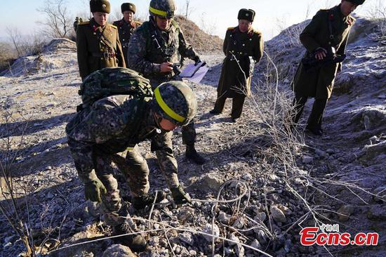 Korean border troops verify removal of each other's posts