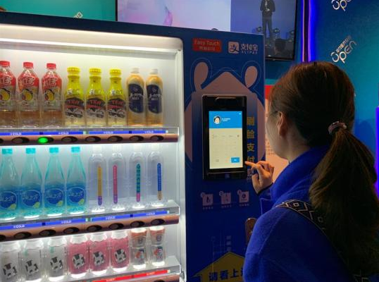A shopper tries out the facial recognition payment function at a self-service vending machine in Shanghai.(Photo: SHINE/Ding Yining)