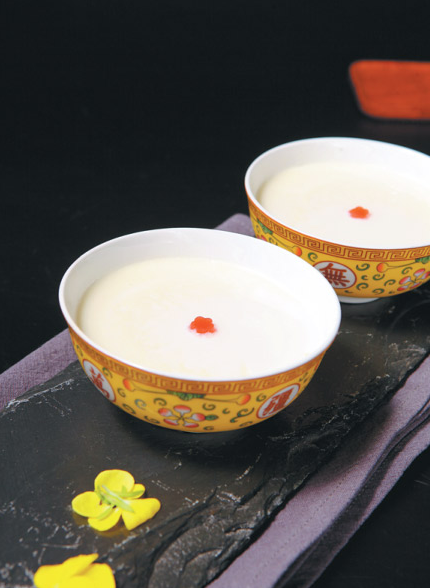 Feng makes his own version of nailao－a form of Chinese cheese, where rice liquor and sugar are added to fresh milk. (Photo provided to China Daily)