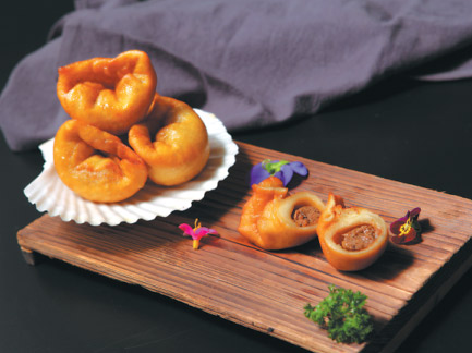Zhahuitou, fried dough with meat filling, is a traditional Beijing snack. (Photo provided to China Daily)