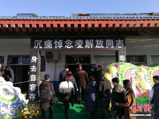 Elites from the world of literature and fans nationwide pay tribute to novelist Ling Jiefang in Nanyang, Central China's Henan province, Dec 16, 2018.  （Photo/China News Service）