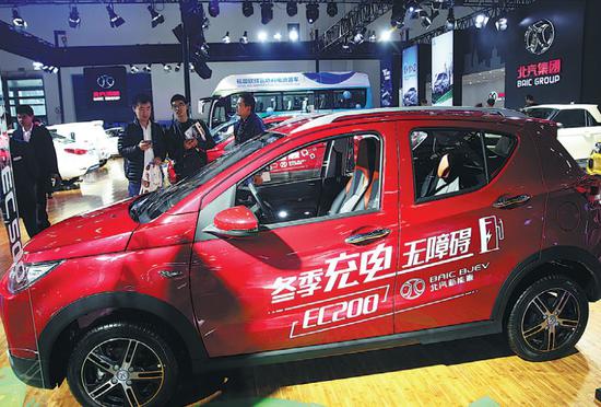 A new energy model from BAIC BJEV catches visitors' eyes at an auto show in Zhengzhou, Henan province. (Photo by Zhang Tao/For China Daily)