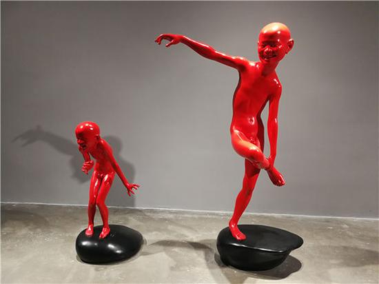 Two sculptures by Chen Wenling created in 2013, Surprise (left) and Play No 2. (Photo by Liu Xiangrui/China Daily)
