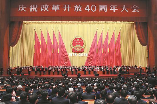 Outstanding figures are awarded medals of reform pioneers at the gathering. [Photo/Xinhua]