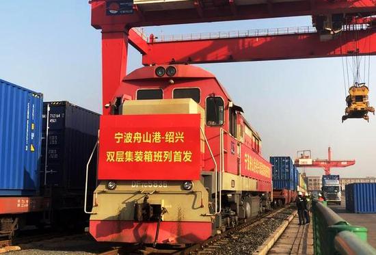 A double-stack freight train carrying 56 standard containers of goods leaves Ningbo-Zhoushan Port for Shaoxing City, Zhejiang Province, December 18, 2018. [Photo: zjol.com.cn]