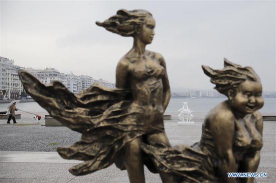 Sculptures by Chinese artist Xu Hongfei are seen in an open-air show at the port city of Thessaloniki, Greece, on Dec 18, 2018. （Photo/Xinhua）