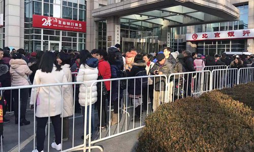 Hundreds of ofo users lined up outside the company's headquarters in Beijing demanding deposit refunds, but they left empty-handed and some found they were behind more than 6 million refund applications. (Photo: Li Xuanmin/GT)