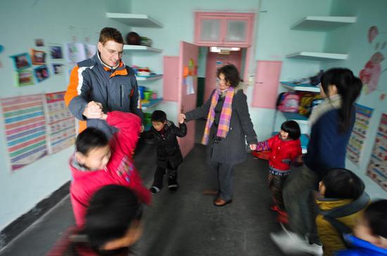 Uwe Brutzer and his wife Dorothee Brutzer attend the class for hearing-impaired children at a rehabilitation training center in Changsha, capital of central China's Hunan Province, Feb. 21, 2012.(Xinhua/Bai Yu)