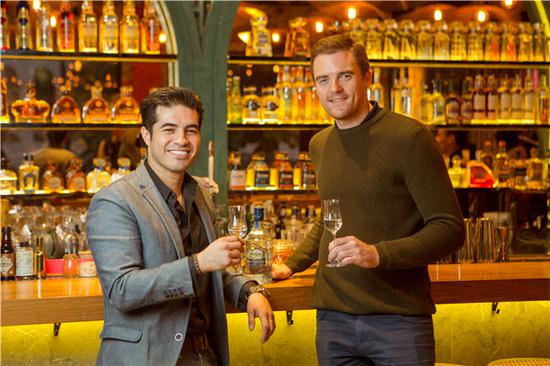 Bar manager Rodrigo Lizardi (left) and co-owner David Connolly aim to bring Mexico's tequila culture to Beijing. (Photo provided to China Daily）