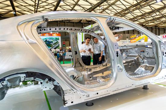 Visitors check out a Novelis aluminum flat-rolled product during an automobile expo in Shanghai. (Photo provided to China Daily)