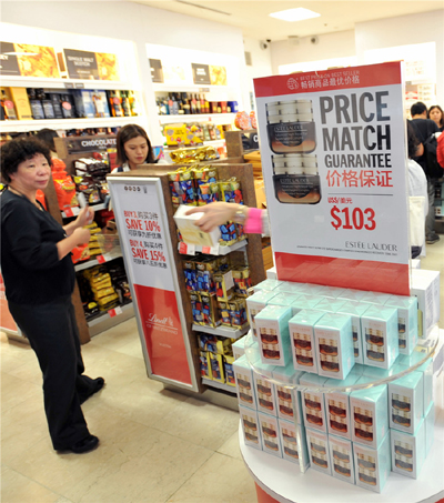 Chinese tourists browse at a duty-free shop in Los Angeles, the United States.(Photo provided to China Daily)