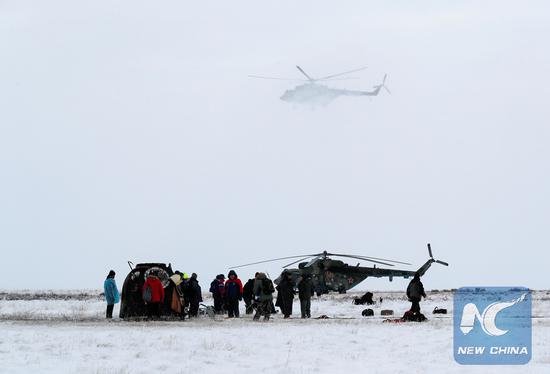 Search and rescue personnel surround the Soyuz MS-09 capsule, carrying the International Space Station (ISS) crew members Serena Aunon-Chancellor of the U.S., Alexander Gerst of Germany and Sergey Prokopyev of Russia, shortly after its landing in a remote area near the town of Zhezkazgan, formerly known as Dzhezkazgan, Kazakhstan December 20, 2018. (REUTERS PHOTO)
