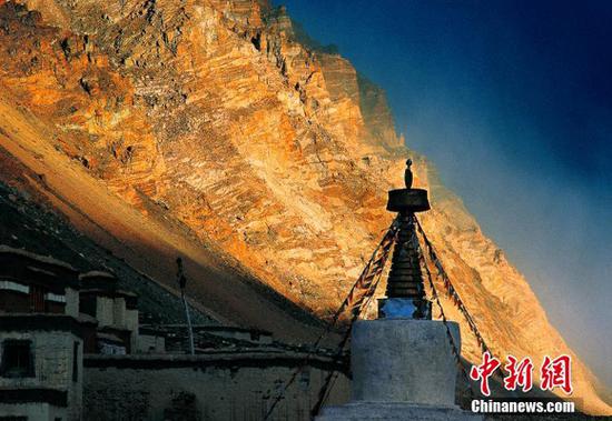 File photo of Rongbuk Monastery in Tibet. (China News Service)