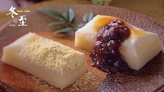 In Jiangsu Province, many families drink rice wine tinged with sweet-scented osmanthus, while in Jiangxi Province, Maci or fried glutinous pudding is their best choice. In some cities and towns along Yangtze River, people also cook rice with azuki beans. (Photo/CGTN)
