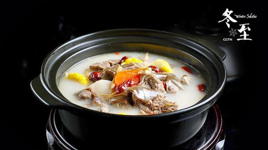 Mutton soup is also the best choice for many. A bowl of hot soup relished with chopped green onion would definitely drive away the chill. (Photo/CGTN)