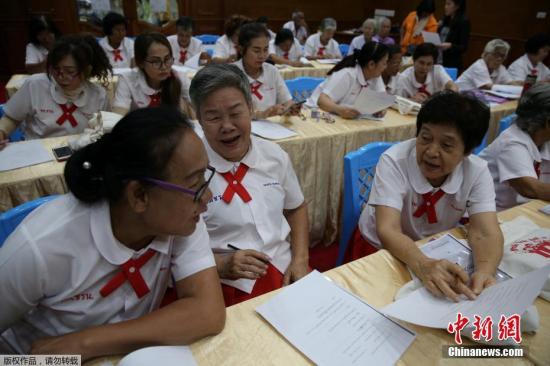 Senior people exchange their ideas at a class in a school for the aged. (File photo/China News Service)