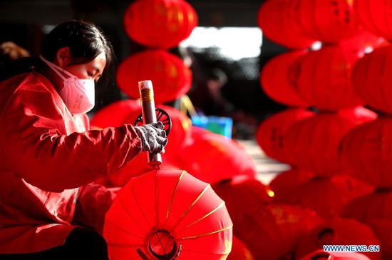 Craftsmen in Hebei busy making red lanterns as New Year approaches