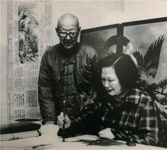 Zhang Boju (left) watches Pan Su painting at their home in Beijing in the early 1980s. The couple collected a quality array of classic Chinese paintings and calligraphic works and donated them to the country. (Photo provided to China Daily)
