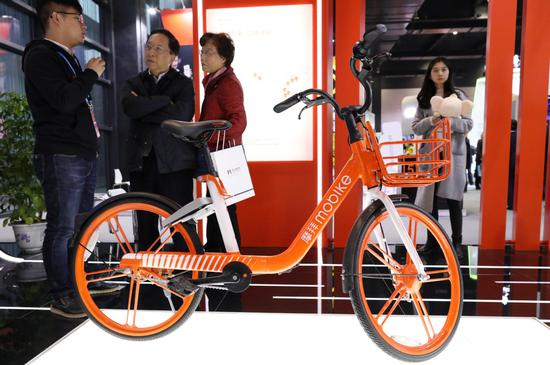 A Mobike bicycle is displayed during a high-tech exhibition in Wuzhen, Zhejiang province.(Photo by Zhu Xingxin / China Daily)