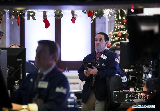 Traders work at the New York Stock Exchange in New York, the United States, Dec. 24, 2018. U.S. stocks plunged on Monday, with most of the major indices booking their worst Christmas Eve decline, extending their huge losses in the previous week's rout. The Dow Jones Industrial Average slumped 653.17 points, or 2.91 percent, to 21792.20. The S&P 500 decreased 65.52 points, or 2.71 percent, to 2,351.10. The Nasdaq Composite Index slid 140.08 points, or 2.21 percent, to 6,192.92. (Xinhua/Wang Ying)
