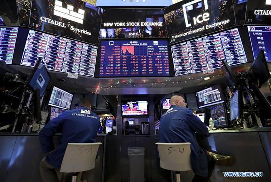 Traders work at the New York Stock Exchange in New York, the United States, Dec. 24, 2018. U.S. stocks plunged on Monday, with most of the major indices booking their worst Christmas Eve decline, extending their huge losses in the previous week's rout.  (Xinhua/Wang Ying)