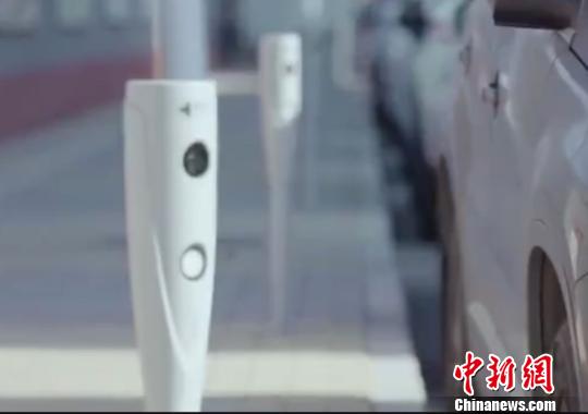 An electronic toll collection pole for roadside parking.  (Photo provided to China News Service)