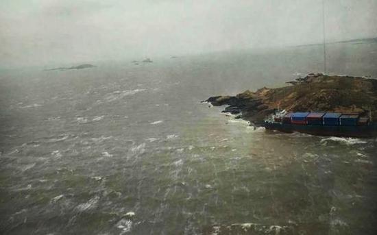 A cargo ship runs aground off Nanri island of the city of Fuqing, Fujian Province on Friday, December 28, 2018. [Photo provided by Donghai Rescue Bureau]