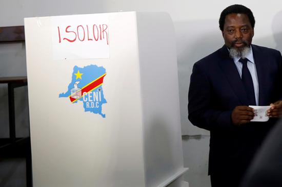 Democratic Republic of Congo's President Joseph Kabila steps out from behind a screen before casting his vote at a polling station in Kinshasa, Democratic Republic of Congo, December 30, 2018. (Photo/Agencies)