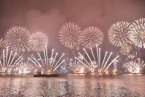 Fireworks explode over Victoria Harbour during New Year celebrations in Hong Kong on January 1, 2018. [Photo/Xinhua]