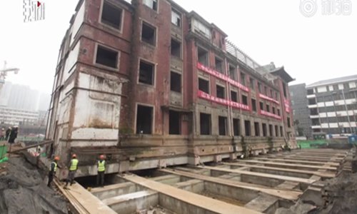 The 65-year-old Xiangjiang Hotel in Hunan Province is moved about 35 meters to the north. (Screenshot photo)