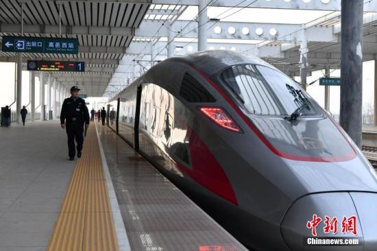 A G423 bullet train leaves Shijiazhuang Station in Hebei Province for Nanning East Station in Guagnxi  Zhuang Autonomous Region.  (File photo/China News Service)