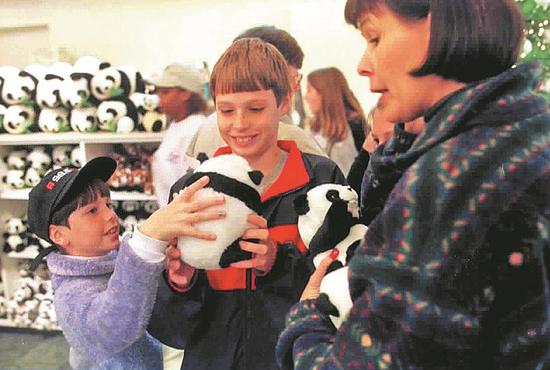Visitors check out dolls after a pair of giant pandas settled at an Atlanta zoo in 1999 in a sign of Sino-U.S. friendship. (Photo/Xinhua)