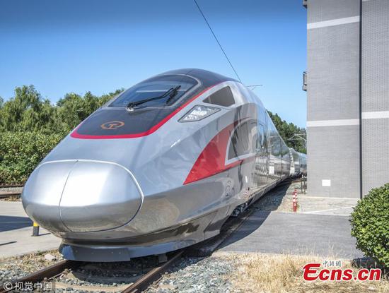 An extended version of the Fuxing bullet train at the China National Railway Test Center in Beijing. With a design speed of 350 kilometers per hour, the new train is 439.8 meters long with 17 carriages, which can carry 1,283 passengers. It will be put into use on the Beijing-Shanghai high-speed railway next year. (Photo/VCG)