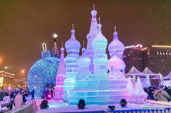 Moscow ice festival opens in Victory Park
