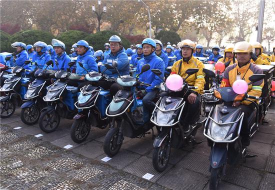 Food couriers gather to advocate better traffic safety in Hangzhou, Zhejiang province, in November. (Lian Guoqing/For China Daily)