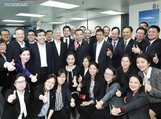 Chinese Premier Li Keqiang poses for a group photo with staff members during his visit to China Construction Bank in Beijing, capital of China, Jan. 4, 2019. Li Keqiang paid a visit to Bank of China, Industrial and Commercial Bank of China, and China Construction Bank on Friday. Li also held a meeting at the China Banking and Insurance Regulatory Commission after the visit. (Xinhua/Pang Xinglei)