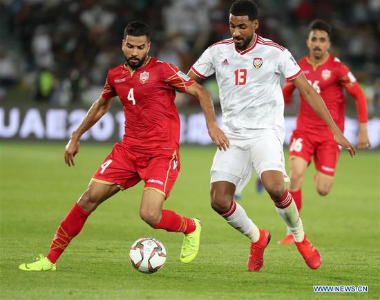Bahrain's Sayed Dhiya Sadeed (L) vies against Khamis Esmaeel Zayed of the United Arab Emirates during the opening match of the AFC Asian Cup UAE 2019 in Abu Dhabi, the United Arab Emirates (UAE), on Jan. 5, 2019. The match ended in a 1-1 draw. (Xinhua/Li Gang)