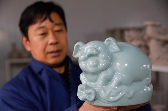 Ru porcelain pigs in Henan to welcome lunar New Year