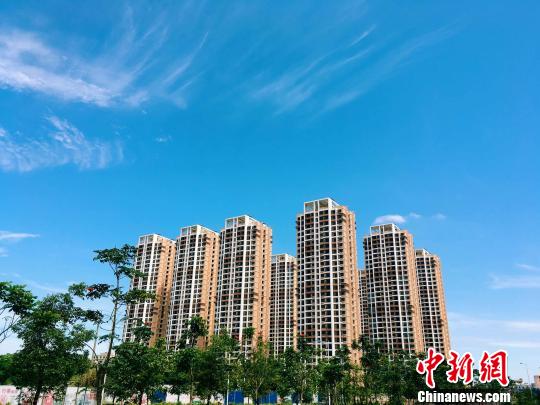 This file photo shows residential buildings under construction in Haikou, Hainan Province. (Photo/China News Service)