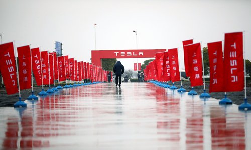 The path to the Tesla site in Shanghai is lined with banners on Monday. (Photo: Yang Hui/GT)

