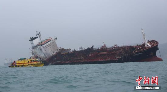 An oil tanker catches fire near Hong Kong's Lamma Island on Jan. 8, 2019.  (Photo/China News Service)