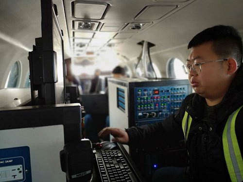 A Hebei Province Meteorological Bureau employee monitors data from the plane's carbon dioxide collection machine. (Photo: Zhang Hui/GT)