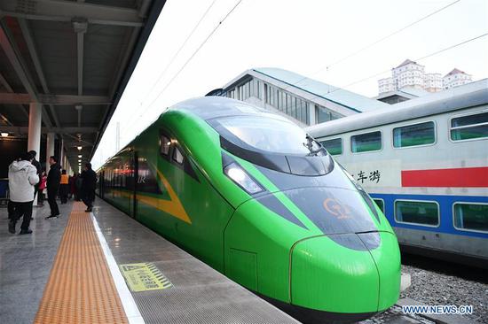 A bullet train is about to depart from Lanzhou, capital of northwest China's Gansu Province, Jan. 8, 2019. The bullet trains with a speed of 160-km-per-hour on Tuesday were put into service on the Lanzhou-Chongqing railway, which connects Lanzhou City with the southwestern metropolis Chongqing. (Xinhua/Chen Bin)