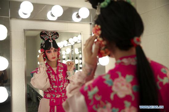 Carrie Feyerabend checks her makeup before a rehearsal at Binghamton University (BU) in Binghamton, New York State, the United States, on Nov. 15, 2018. (Xinhua/Wang Ying)